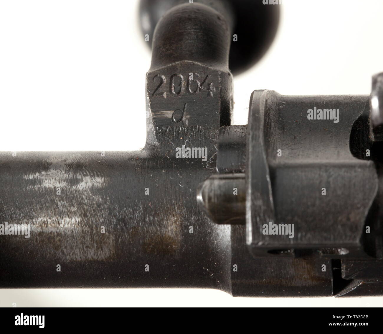 Un ambito fucile 98 k Mauser, con top alto-supporto articolato e ambito Dialytan, cal. 8 x 57, n. 42064d. I numeri corrispondenti. Simili a specchio alesaggio. Codice sulla testa ricevitore contemplati dalla parte anteriore del supporto di base, ma vari marchi di accettazione eagle/'135'. In base al numero di serie fabbricati dopo il 1944 a Mauser-Werke AG di Oberndorf. Lamiera di acciaio stampata a piastra del magazzino. Finitura originale, parzialmente sottile e un po' macchiata. Laminato scuro stock senza numero esterno, non smontato. Completare con la reggetta, snocciolate asta di pulizia e mirino anteriore di protezione. Montato con alta a, Additional-Rights-Clearance-Info-Not-Available Foto Stock