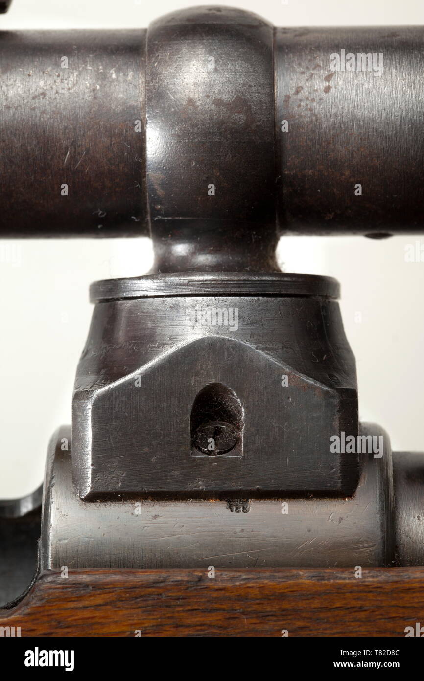 Un ambito fucile 98 k Mauser, con top alto-supporto articolato e ambito Dialytan, cal. 8 x 57, n. 42064d. I numeri corrispondenti. Simili a specchio alesaggio. Codice sulla testa ricevitore contemplati dalla parte anteriore del supporto di base, ma vari marchi di accettazione eagle/'135'. In base al numero di serie fabbricati dopo il 1944 a Mauser-Werke AG di Oberndorf. Lamiera di acciaio stampata a piastra del magazzino. Finitura originale, parzialmente sottile e un po' macchiata. Laminato scuro stock senza numero esterno, non smontato. Completare con la reggetta, snocciolate asta di pulizia e mirino anteriore di protezione. Montato con alta a, Additional-Rights-Clearance-Info-Not-Available Foto Stock