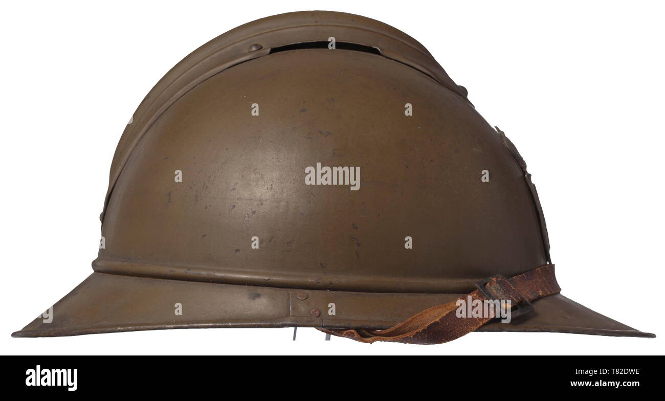 Un greco Adrian casco M 15 Cranio di verde di lamiera di acciaio verniciata con pettine e rivettata su emblema nazionale, completare con rivestimento in pelle e cinghia per il mento. Molto rare. storica, storica, Grecia, greco, Hellas, Europa del XX secolo, Additional-Rights-Clearance-Info-Not-Available Foto Stock