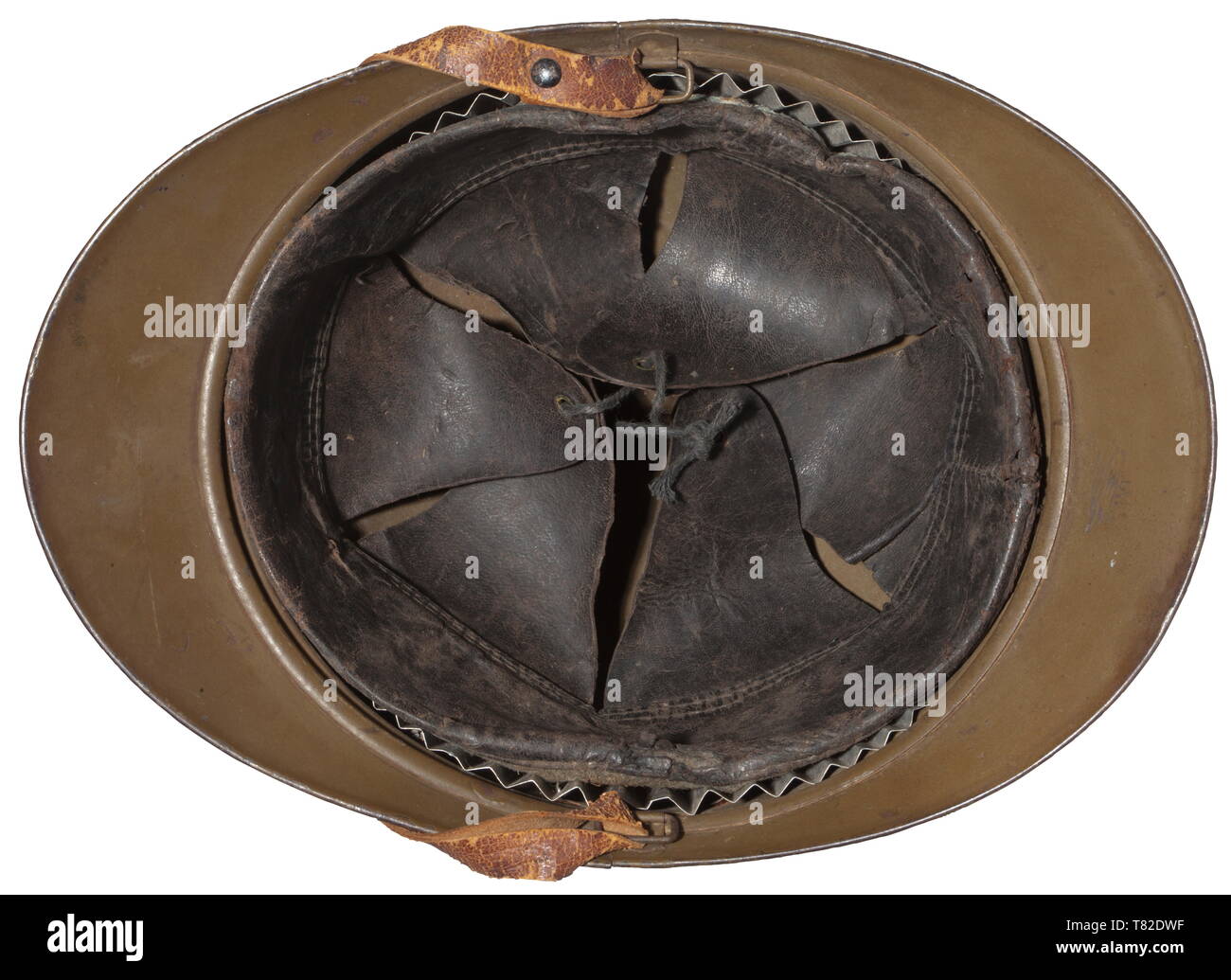 Un greco Adrian casco M 15 Cranio di verde di lamiera di acciaio verniciata con pettine e rivettata su emblema nazionale, completare con rivestimento in pelle e cinghia per il mento. Molto rare. storica, storica, Grecia, greco, Hellas, Europa del XX secolo, Additional-Rights-Clearance-Info-Not-Available Foto Stock