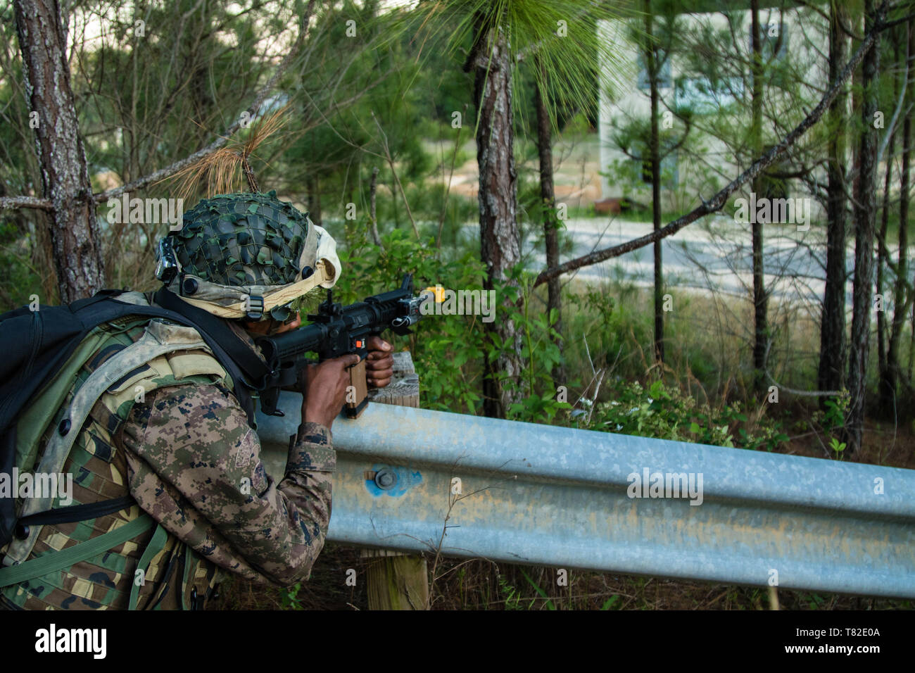 Membri del tunisino forze armate condurre la formazione presso il Comune di Readiness Training Center a Fort Polk, LA su Apr.,15, 2019. Rotazione JRTC 19-06 è stata una formazione congiunta esercizio coordinato tra Stati Uniti Army Africa e l'esercito tunisino per aumentare la prontezza dell'esercito tunisino. US Army foto di Sgt. Dommnique Washington, 7 Mobile degli affari pubblici distacco. Foto Stock