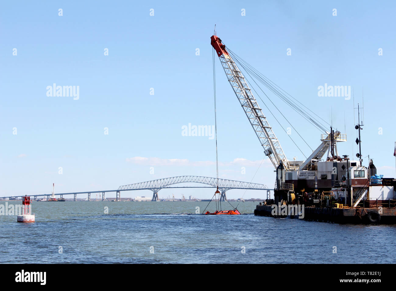 Un U.S. Esercito di ingegneri assunti dragare azionato da Norfolk il dragaggio di ascensori materiale fuori del Curtis Bay canale nel porto di Baltimora Martedì 19 marzo 2019 come parte della manutenzione di dragaggio di canali associati con il porto di Baltimora e canali di progetto. Curtis Bay canale era uno dei sei dragati durante l'anno fiscale 2019 il ciclo di manutenzione, durante la quale gli equipaggi rimosso quasi 2,6 milioni di metri cubi di materiale dai canali per garantire il mantenimento della sicurezza della navigazione per le navi che viaggiano da e per il Porto di Baltimore strutture. Foto Stock