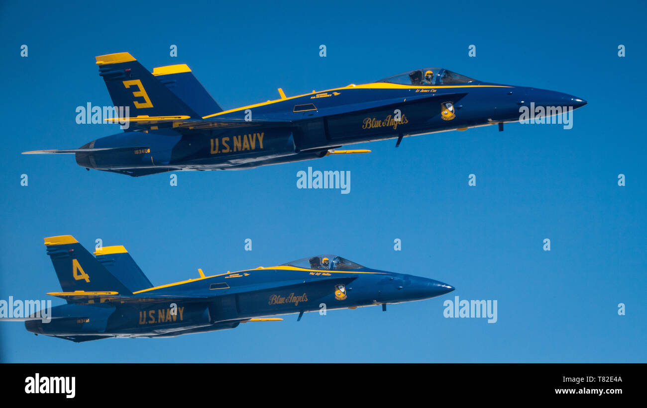 Stati Uniti Navy Lt. James Cox e U.S. Marine Corps Il Mag. Jeff Mullins, entrambi i piloti negli Stati Uniti Navy dimostrazione di volo squadrone, Blue Angels, volare in formazione a fianco di una KC-10 Extender da 78Air Refuelling Squadron, 514th aria mobilità ala, Base comuneGuire-Dix Mc-Lakehurst, N.J., 8 maggio 2019. 78ARS fornito mezzeria drogue air refuelling per Blue Angels sul loro modo di base comune Andrews, Md. per un air show. (U.S. Air Force foto di Senior Airman Ruben Rios) Foto Stock