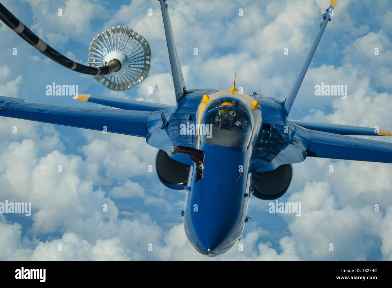 Stati Uniti Navy Lt. James Cox, ala sinistra del pilota della U.S. Navy dimostrazione di volo squadrone, Blue Angels, si posiziona per la mezzeria drogue rifornimento di aria da una KC-10 Extender volato da 78Air Refuelling Squadron, 514th aria mobilità ala, Base comuneGuire-Dix Mc-Lakehurst, N.J., 8 maggio 2019. 78ARS fornito air refuelling per Blue Angels sul loro modo di base comune Andrews, Md. per un air show. Il 514th è una Forza Aerea di riserva dell'unità di comando. (U.S. Air Force foto di Senior Airman Ruben Rios) Foto Stock