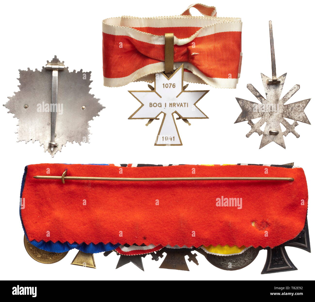 Oberst Albert Bedenk - un tedesco di croce in argento, una borchia di ordini e documenti dell'esercito Panzer information officer, 2° Panzer esercito. Il tedesco croce in argento smaltato swastika con il minimo di graffi, indietro il perno di fissaggio e quattro rivetti. No Maker's Mark, ancora tipici della ditta Deschler a Monaco di Baviera. Peso 69,6 g. I sei pezzi borchia di ordini con la Wehrmacht lungo servizio premi per 25 e 12 anni con applicata la ripetizione abbracciano la croce di ferro di seconda classe di 1 ventesimo secolo, Editorial-Use-solo Foto Stock