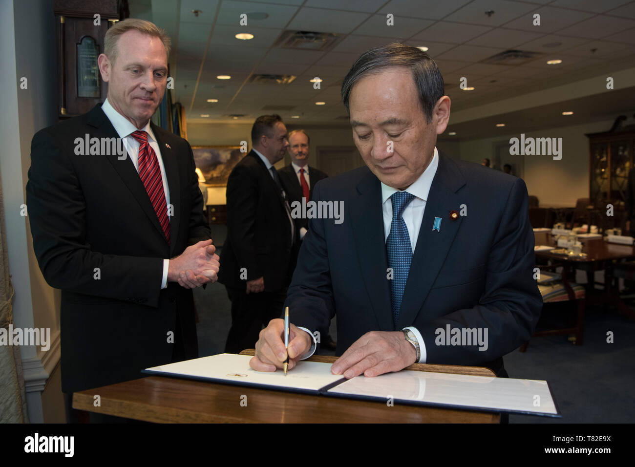 Stati Uniti Deliberando il Segretario della Difesa Patrick M. Shanahan incontra giapponesi con il Capo di Gabinetto Yoshihide Suga al Pentagono a Washington D.C., il 9 maggio 2019. (DoD foto di Lisa Ferdinando) Foto Stock