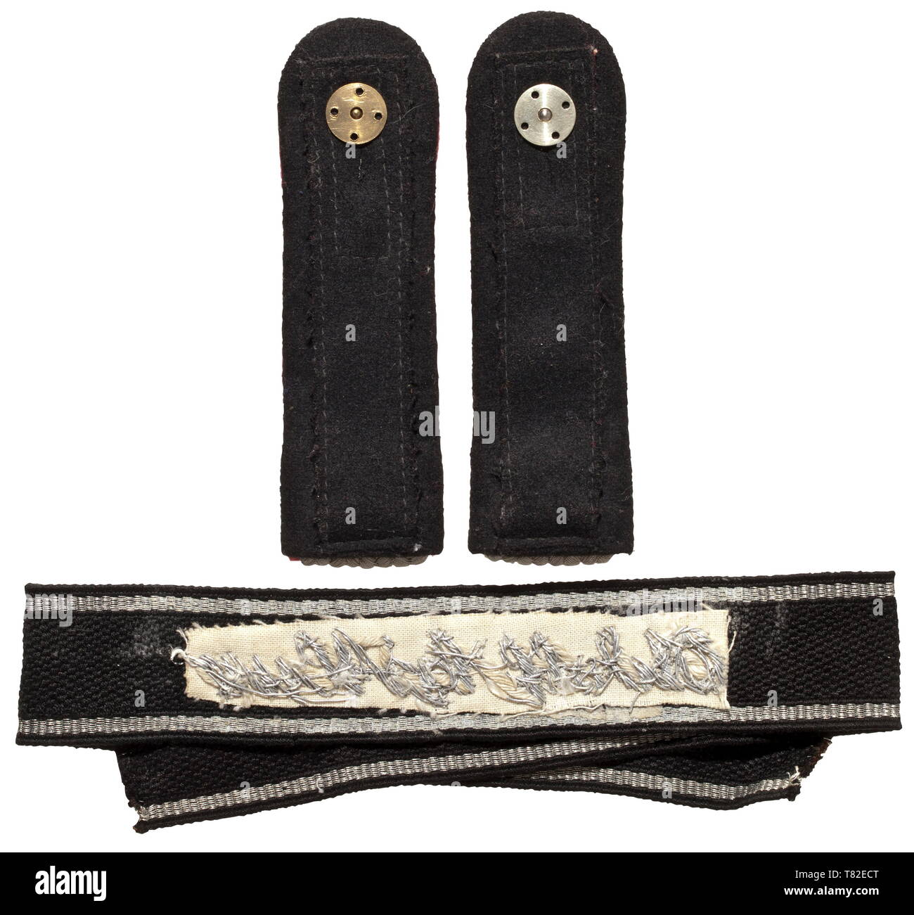Un bracciale titolo e di una coppia di schede di spallamento della 1SS Panzer Division Leibstandarte 'Adolf Hitler' per gli ufficiali. Il sleeveband con ricamati a mano con argento Sütterlin script, mai usato, Lunghezza ca. 48 cm. È inclusa una coppia di schede di spallamento per un Hauptsturmführer con 'LAH' appliqué, piped in rosa, avvolto ad anello, mai usato. storica, storica del xx secolo, 1930S, 1940s, Waffen-SS Divisione armati delle SS, servizio armato, servizi armati, NS, il socialismo nazionale, il nazismo, il terzo Reich, Reich tedesco, Germania, militare, militaria, utensile e un pezzo di attrezzature, utensili, oggetto, OGG, Editorial-Use-solo Foto Stock Un bracciale titolo e di una coppia di schede di spallamento della 1SS Panzer Division Leibstandarte 'Adolf Hitler' per gli ufficiali. Il sleeveband con ricamati a mano con argento Sütterlin script, mai usato, Lunghezza ca. 48 cm. È inclusa una coppia di schede di spallamento per un Hauptsturmführer con 'LAH' appliqué, piped in rosa, avvolto ad anello, mai usato. storica, storica del xx secolo, 1930S, 1940s, Waffen-SS Divisione armati delle SS, servizio armato, servizi armati, NS, il socialismo nazionale, il nazismo, il terzo Reich, Reich tedesco, Germania, militare, militaria, utensile e un pezzo di attrezzature, utensili, oggetto, OGG, Editorial-Use-solo Foto Stock