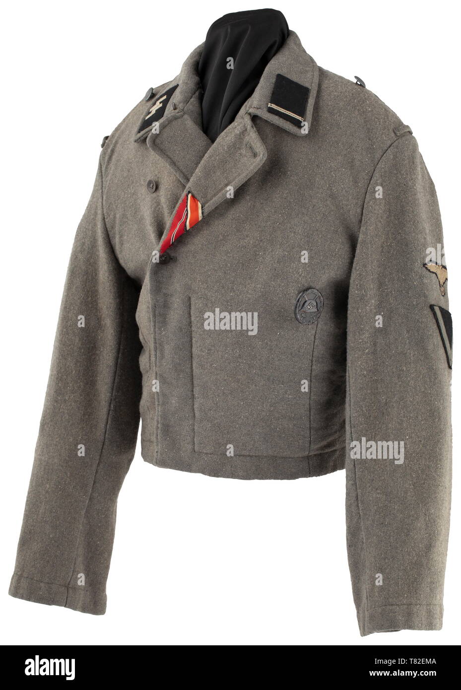 Un campo grigio-pistola assalto camicia per un Sturmmann delle Waffen-SS realizzato in campo grigio di feltro di lana. Oliva colorato a "lisca di pesce " Rivestimento interno con il timbro di deposito. RZM ricamata aquila del manicotto e il collare di patch (macchina-cucito), cucito sul braccio superiore distintivo per un SS-Sturmmann. Cuciti nastri per il EK 2 del 1939 e il Fronte orientale medaglia, apposti Badge avvolto in nero. Una molto rara jacket in visibilmente usato condizioni. storica, storica del xx secolo, 1930S, 1940s, Waffen-SS Divisione armati delle SS, servizio armato, servizi armati, NS, il socialismo nazionale, il nazismo, il terzo Reich, Reich tedesco, G, Editorial-Use-solo Foto Stock