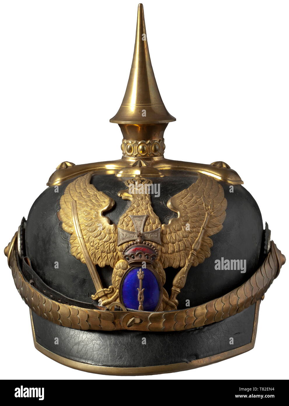 Un casco per gli ufficiali di riserva in 1. Brandeburgo Reggimento Dragoon n. 2 in cuoio nero cranio con accessori dorati, l'aquila dragoon con applicato un, smaltato elettorale scudo di Brandeburgo con Grande elettore del cappello e lo scettro. Vite liscia su spike sulla base cruciforme. Dorato, chinscales convessa con seta beige camicia rep (un po' usurate), marrone Fascia assorbisudore in pelle. Un raro casco in buone condizioni. storica, storica, Prussiani, la Prussia, Tedesco, Germania, militaria, militare, oggetto, oggetti, alambicchi, clipping, clippings, tagliate, cut-out, ritagli del xx secolo, Additional-Rights-Clearance-Info-Not-Available Foto Stock