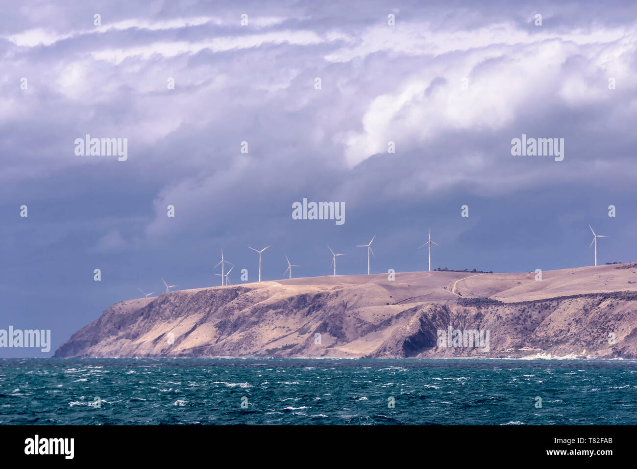 La fattoria eolica sul promontorio di Cape Jervis, Australia Meridionale, viste dal mare Foto Stock