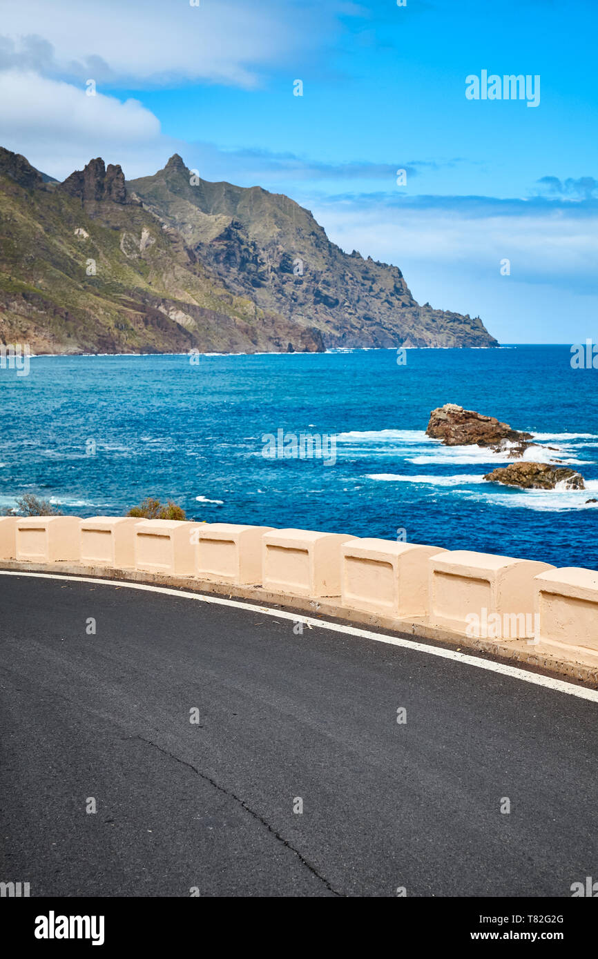 Scenic ocean road, concentrarsi sulla strada, Tenerife, Spagna. Foto Stock