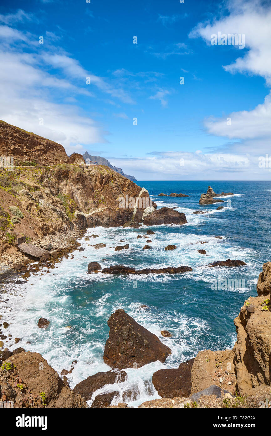 Macizo de Anaga mountain range scenic scogliere a Oceano Atlantico costa di Tenerife, Spagna. Foto Stock