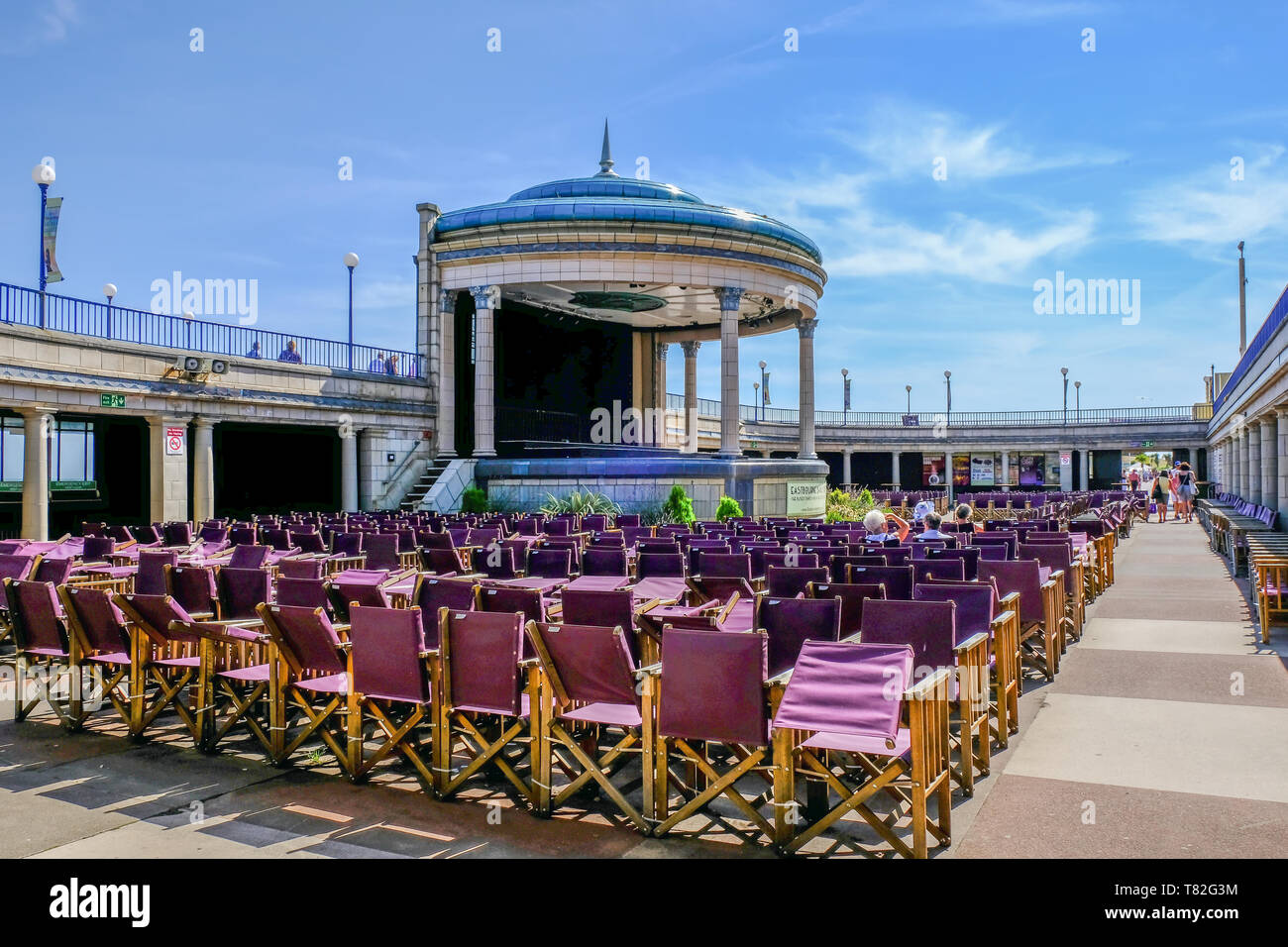 Eastbourne, Sussex, Regno Unito - 1 Agosto 2018: Famosi art deco bandstand a Eastbourne, Sussex. Preso in un assolato pomeriggio d'estate con la gente mi rilassante Foto Stock