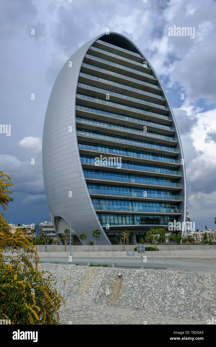 Limassol, Cipro - 24 Marzo 2019: visualizzazione verticale del nuovo edificio ovale in Limassol, impostare contro un cielo nuvoloso. Foto Stock