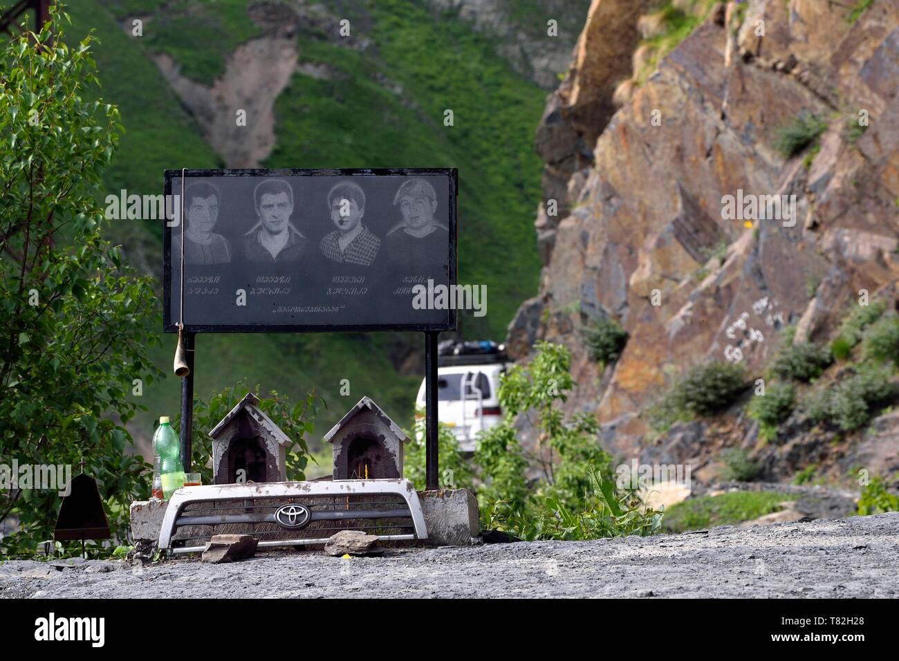 La Georgia, Kakheti, Tusheti regione, la spettacolare via collegamento di Telavi per Omalo attraverso la Abano Pass a 2826 metri, memoriale per le vittime morti su questa strada pericolosa Foto Stock
