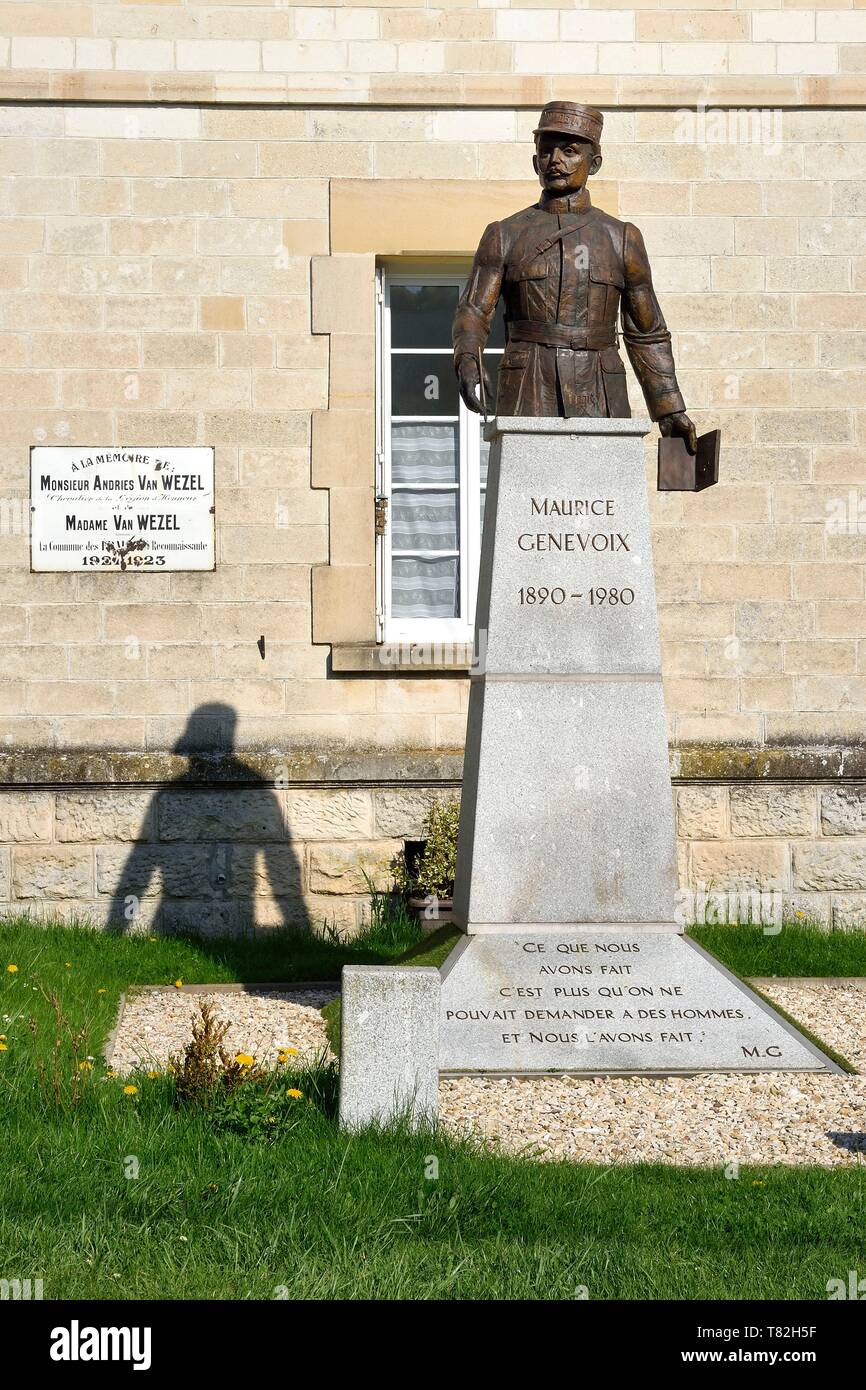 Francia, Meuse, Lorraine Parco Regionale, Cotes de Meuse, Les Eparges, la statua busto di Maurice Genevoix, veterano della Prima Guerra Mondiale, scrittore e poeta che entrerà nel Pantheon nel 2019 Foto Stock