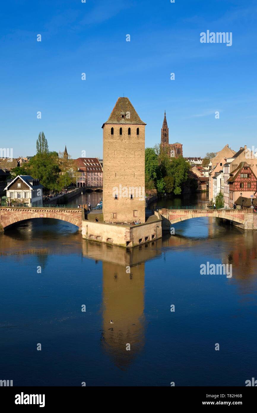 Francia, Bas Rhin, Strasburgo, città vecchia elencati come patrimonio mondiale dall' UNESCO, quartiere Petite France, torri di difesa dei ponti coperti e la Cattedrale di Notre Dame in background Foto Stock