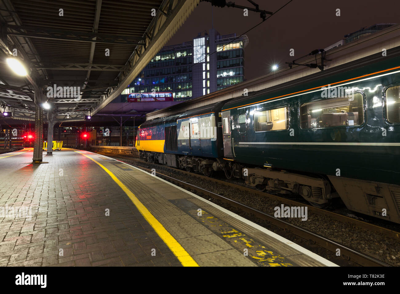 Portando l'originale inter-city 125 livrea applicata a contrassegnare la corsa verso il basso della flotta, 43002 Sir Kenneth Grange attende a Londra Paddington station Foto Stock