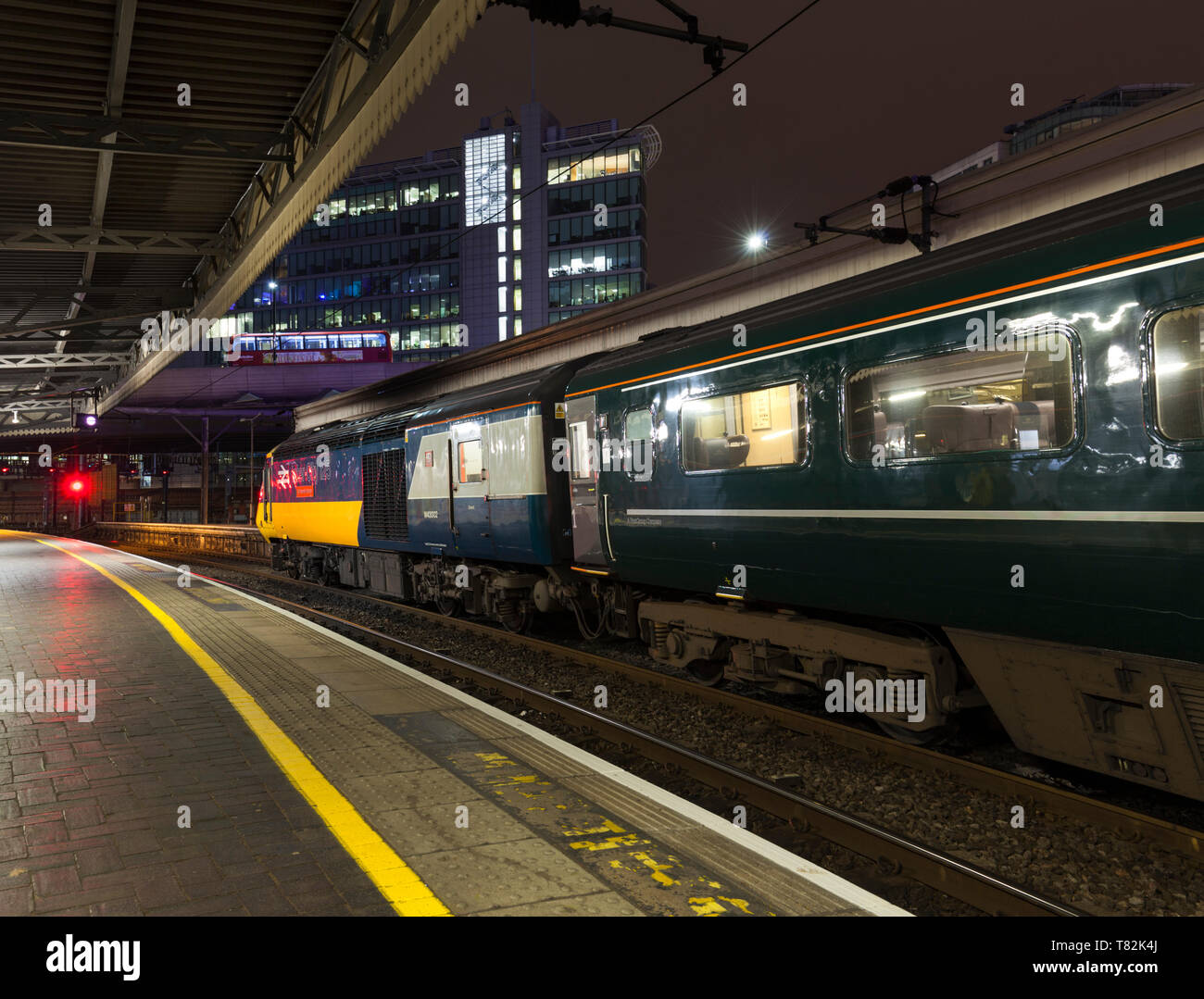 Portando l'originale inter-city 125 livrea applicata a contrassegnare la corsa verso il basso della flotta, 43002 Sir Kenneth Grange attende a Londra Paddington station Foto Stock