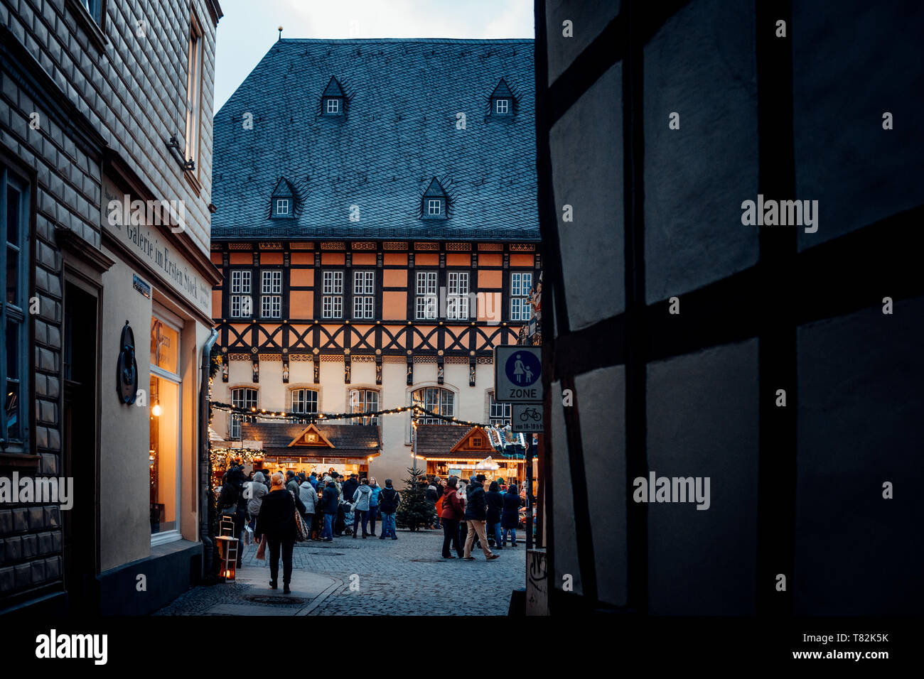 Mercatino di Natale e le luci del mezzo in legno città di Wernigerode Foto Stock