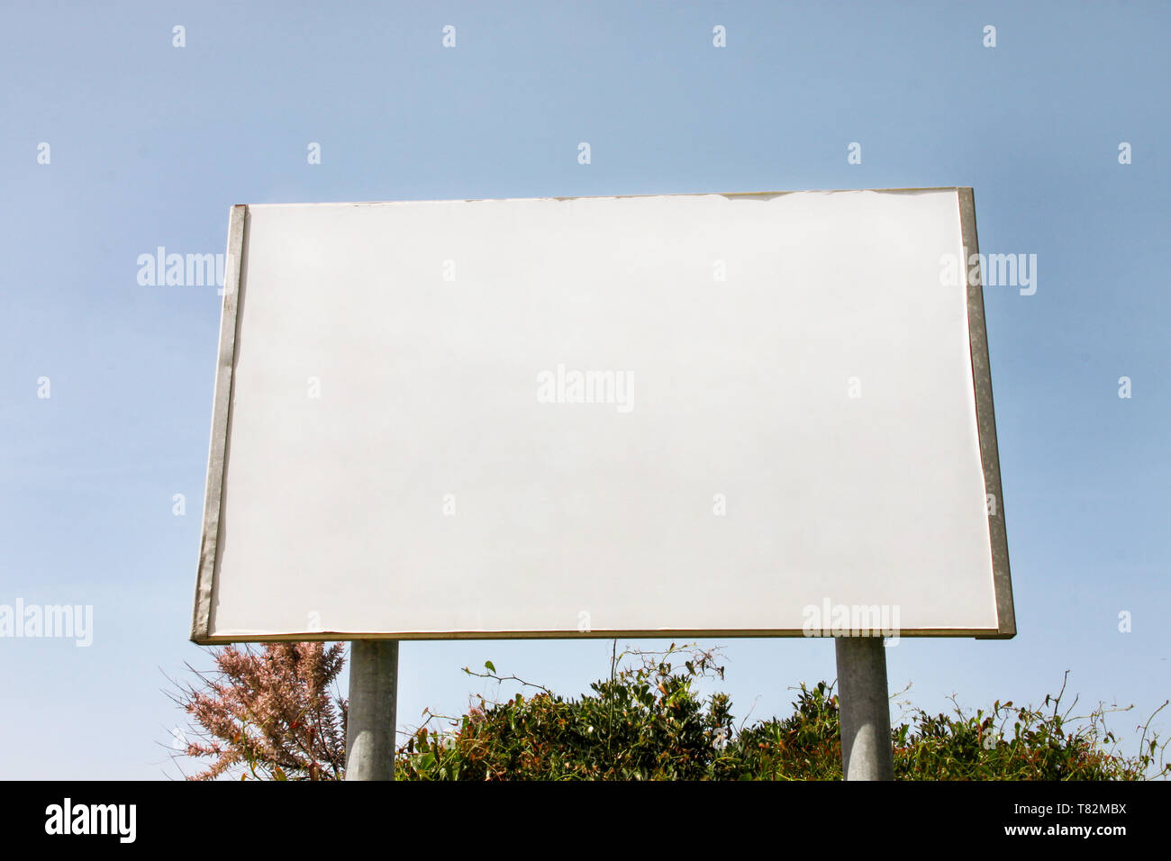 Street vuoto cartelloni pubblicitari display, annuncio tavolo. Agenzie di pubblicità. Affissioni con copia spazio per il vostro messaggio di testo o il contenuto. Foto Stock