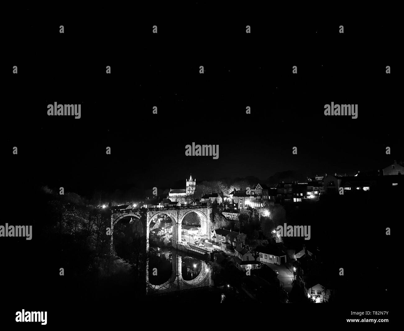 Bianco e nero foto di Knaresborough viadotto ferroviario di notte - il fiume Nidd - Yorkshire, Inghilterra, Regno Unito. Vista dal castello. Paesaggio notturno. Big Dipper. Foto Stock