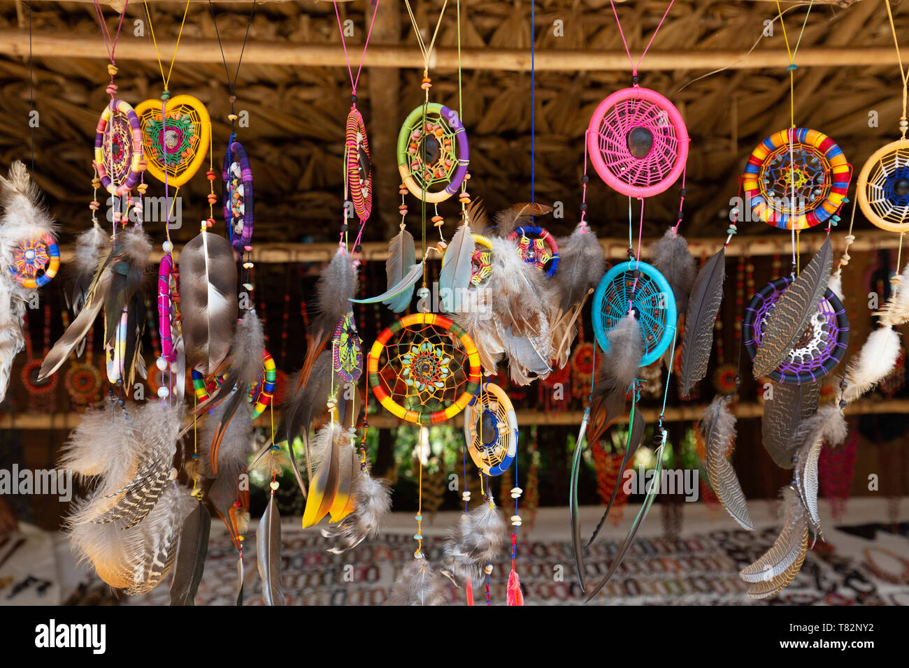 Dreamcatchers o incantesimi per tenere lontano il male, parte della cultura messicana, Yucatan, Messico Foto Stock