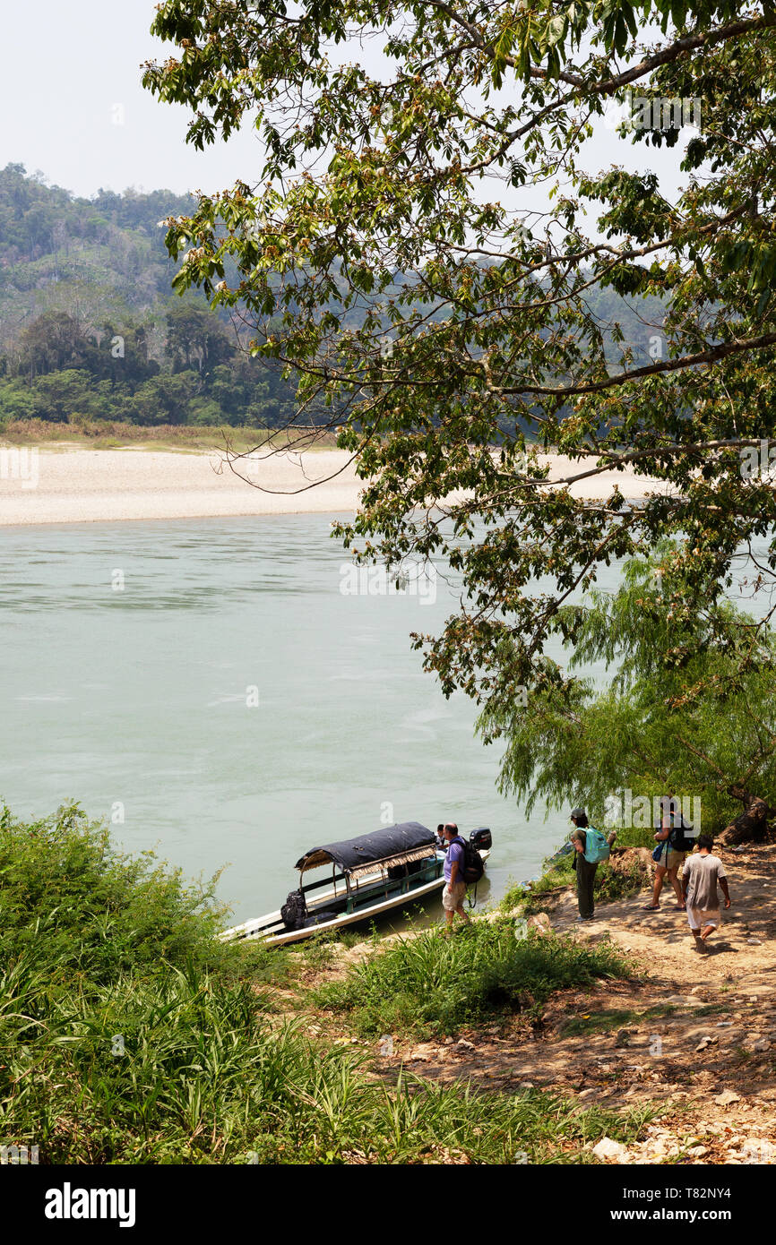 Fiume Usumacinta, Guatemala - i turisti a salire su una barca nel nord del Guatemala di viaggiare attraverso il confine con il Messico e Guatemala America Centrale Foto Stock