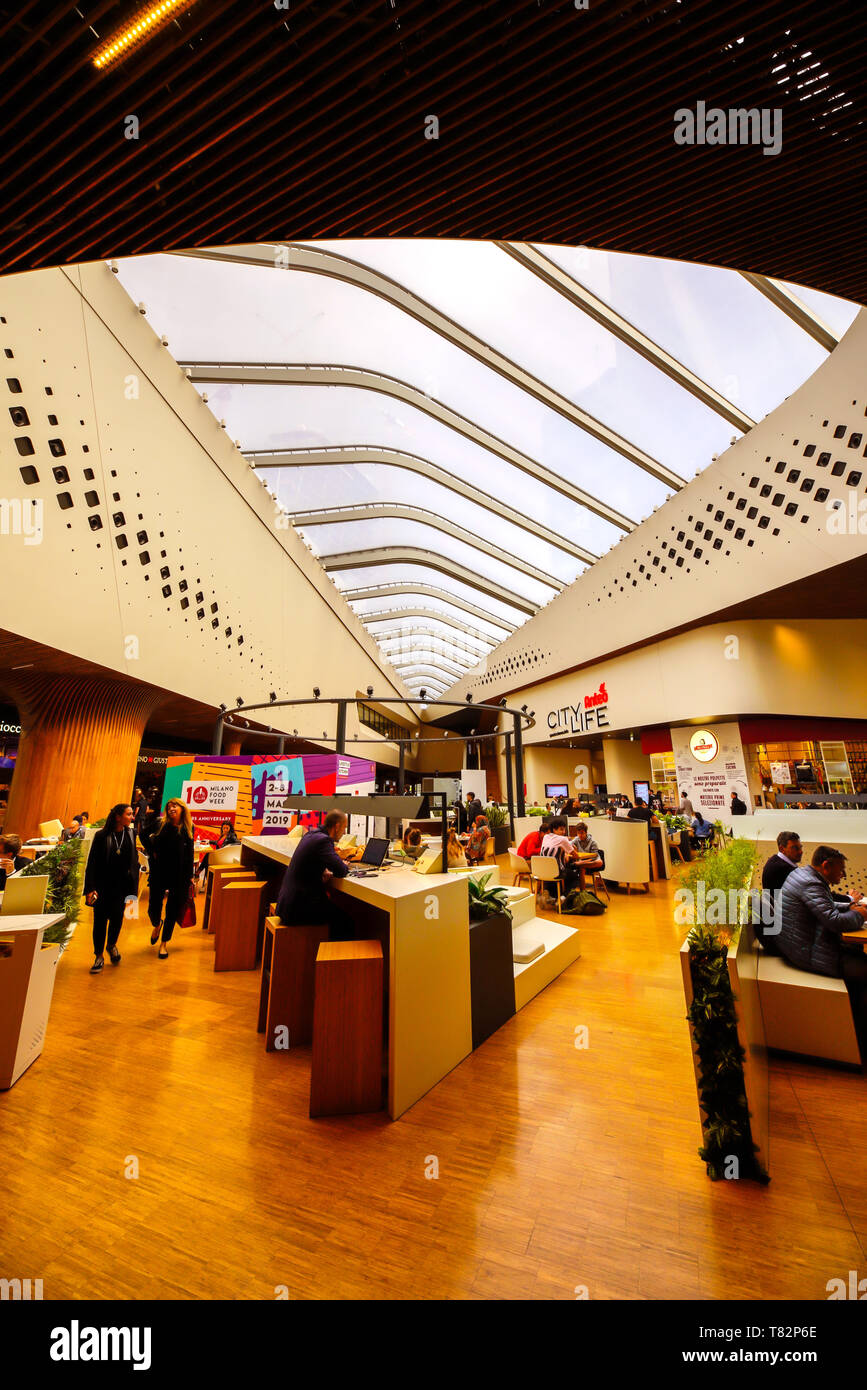 CityLife quartiere dello shopping si trova al di sopra di Tre Torri dalla stazione di Milano. Foto Stock