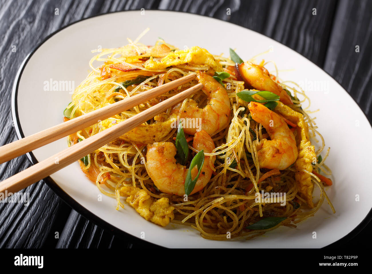 Stir-fried chow Mei Fun close-up su una piastra sul tavolo orizzontale. Foto Stock