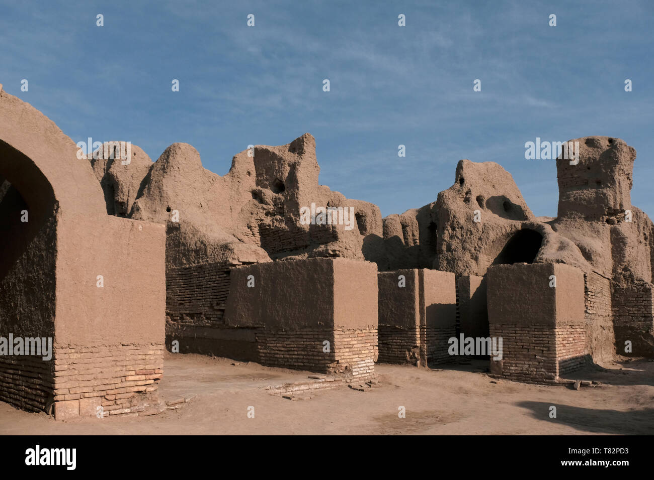 Rovine dell'antica fortezza di Kirk Kyz, che significa "quaranta ragazze" del IX secolo, fatte di spesse mura in mattoni di fango situate nel villaggio di Namuna nell'area di Termez Surkhandarya o nella regione di Surxondaryo nel sud dell'Uzbekistan. Il complesso è stato variamente considerato come un palazzo, un'abbazia, un caravansarai, Hanaqoh, o semplicemente una costruzione civile. Le leggende lo associano a un racconto popolare sulla coraggiosa principessa Gulayim e il suo esercito, composto da quaranta ragazze che difesero la fortezza dall'attaccare i nomadi. Foto Stock