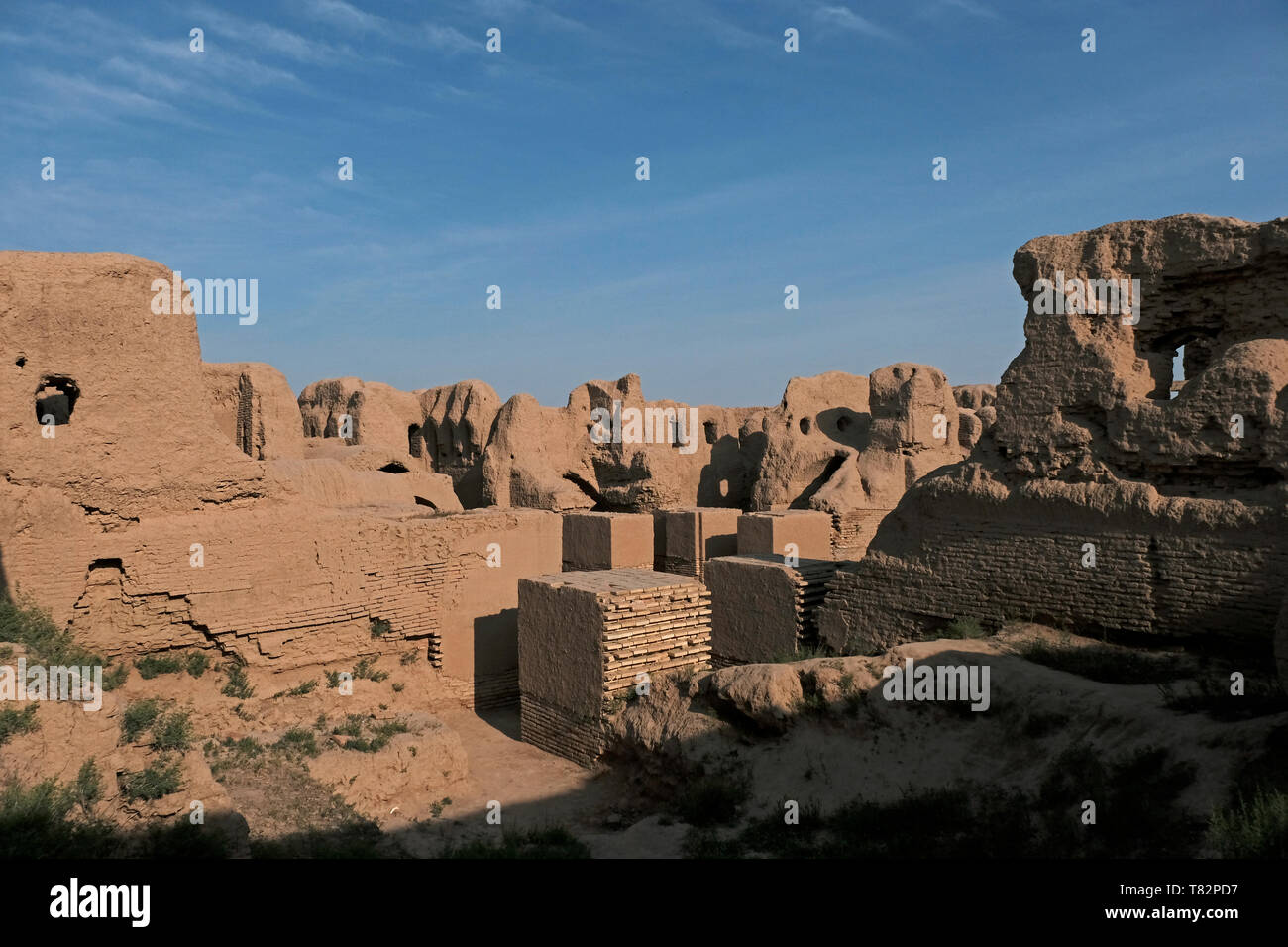 Rovine dell'antica fortezza di Kirk Kyz, che significa "quaranta ragazze" del IX secolo, fatte di spesse mura in mattoni di fango situate nel villaggio di Namuna nell'area di Termez Surkhandarya o nella regione di Surxondaryo nel sud dell'Uzbekistan. Il complesso è stato variamente considerato come un palazzo, un'abbazia, un caravansarai, Hanaqoh, o semplicemente una costruzione civile. Le leggende lo associano a un racconto popolare sulla coraggiosa principessa Gulayim e il suo esercito, composto da quaranta ragazze che difesero la fortezza dall'attaccare i nomadi. Foto Stock