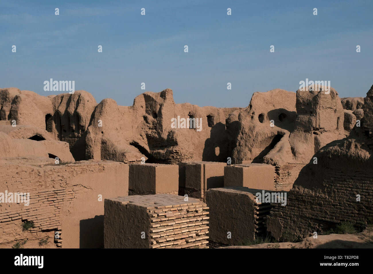 Rovine dell'antica fortezza di Kirk Kyz, che significa "quaranta ragazze" del IX secolo, fatte di spesse mura in mattoni di fango situate nel villaggio di Namuna nell'area di Termez Surkhandarya o nella regione di Surxondaryo nel sud dell'Uzbekistan. Il complesso è stato variamente considerato come un palazzo, un'abbazia, un caravansarai, Hanaqoh, o semplicemente una costruzione civile. Le leggende lo associano a un racconto popolare sulla coraggiosa principessa Gulayim e il suo esercito, composto da quaranta ragazze che difesero la fortezza dall'attaccare i nomadi. Foto Stock