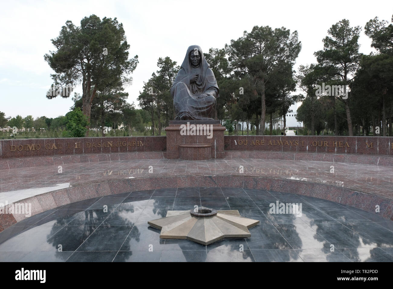 Il monumento alla madre grida in onore delle madri dei soldati uzbeki morti nella seconda guerra mondiale nella città di Termez, capitale di Surxondaryo, o nella regione di Surkhandarya, nel sud dell'Uzbekistan Foto Stock