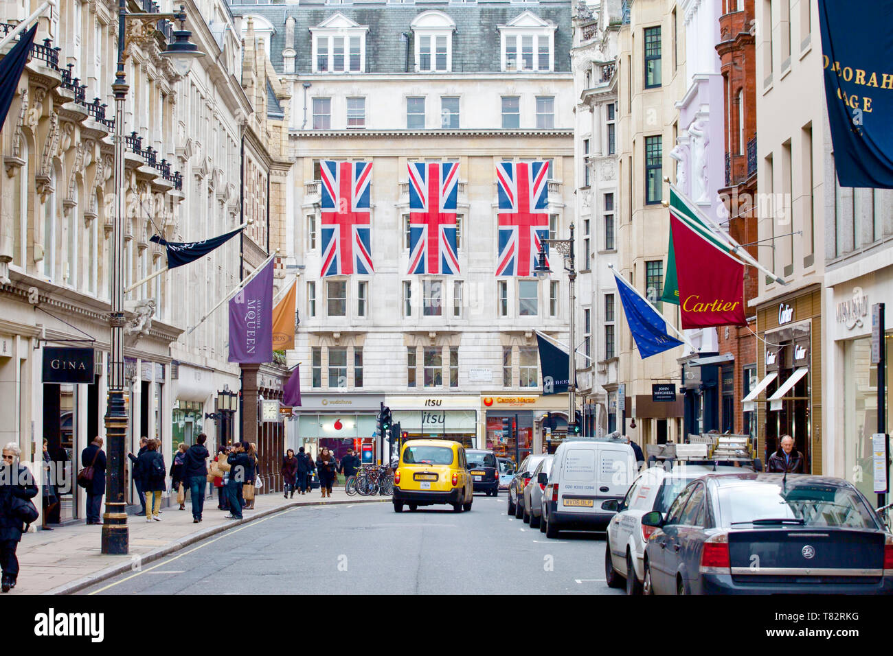 Union Jack Flag appesi in London Street Foto Stock