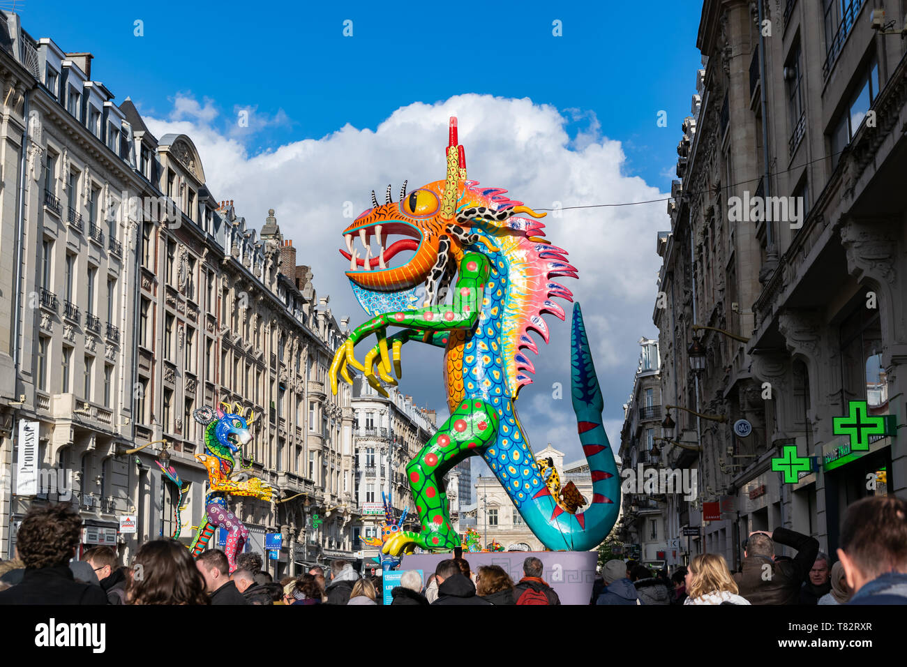 Lille, Francia-maggio 04,2019: persone in costumi di carnevale in Eldorado lille 3000 parade. Foto Stock