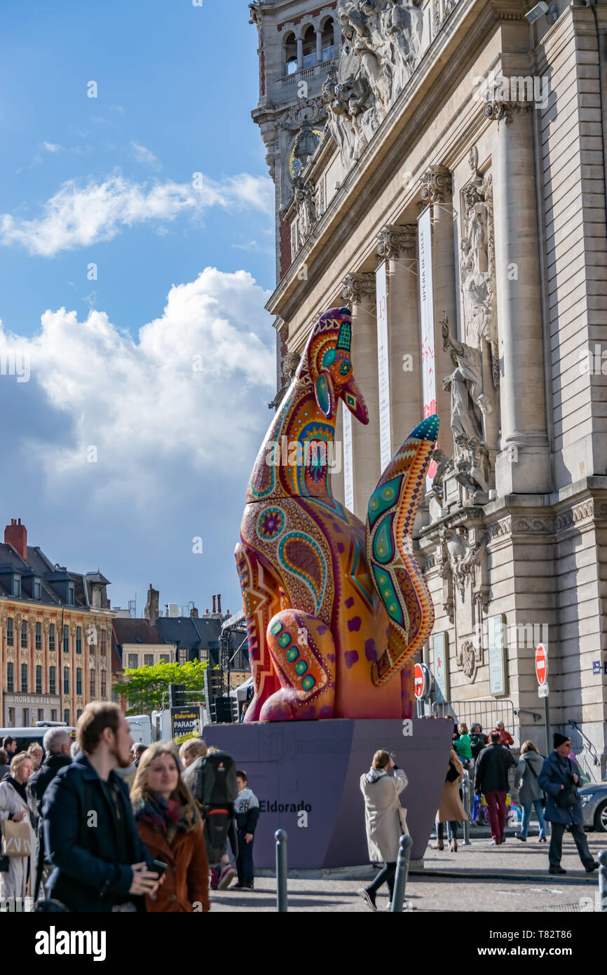 Lille, Francia-maggio 04,2019:figure colorate sulle strade di Lille.Parade apre la quinta stagione di Lille 3000. Foto Stock