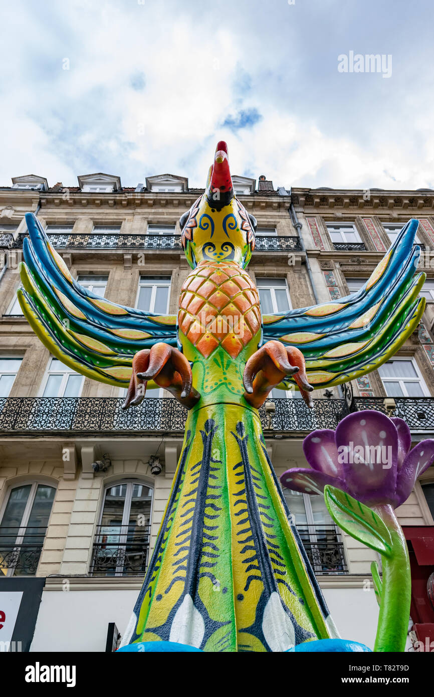Lille, Francia-maggio 04,2019:figure colorate sulle strade di Lille.Parade apre la quinta stagione di Lille 3000. Foto Stock