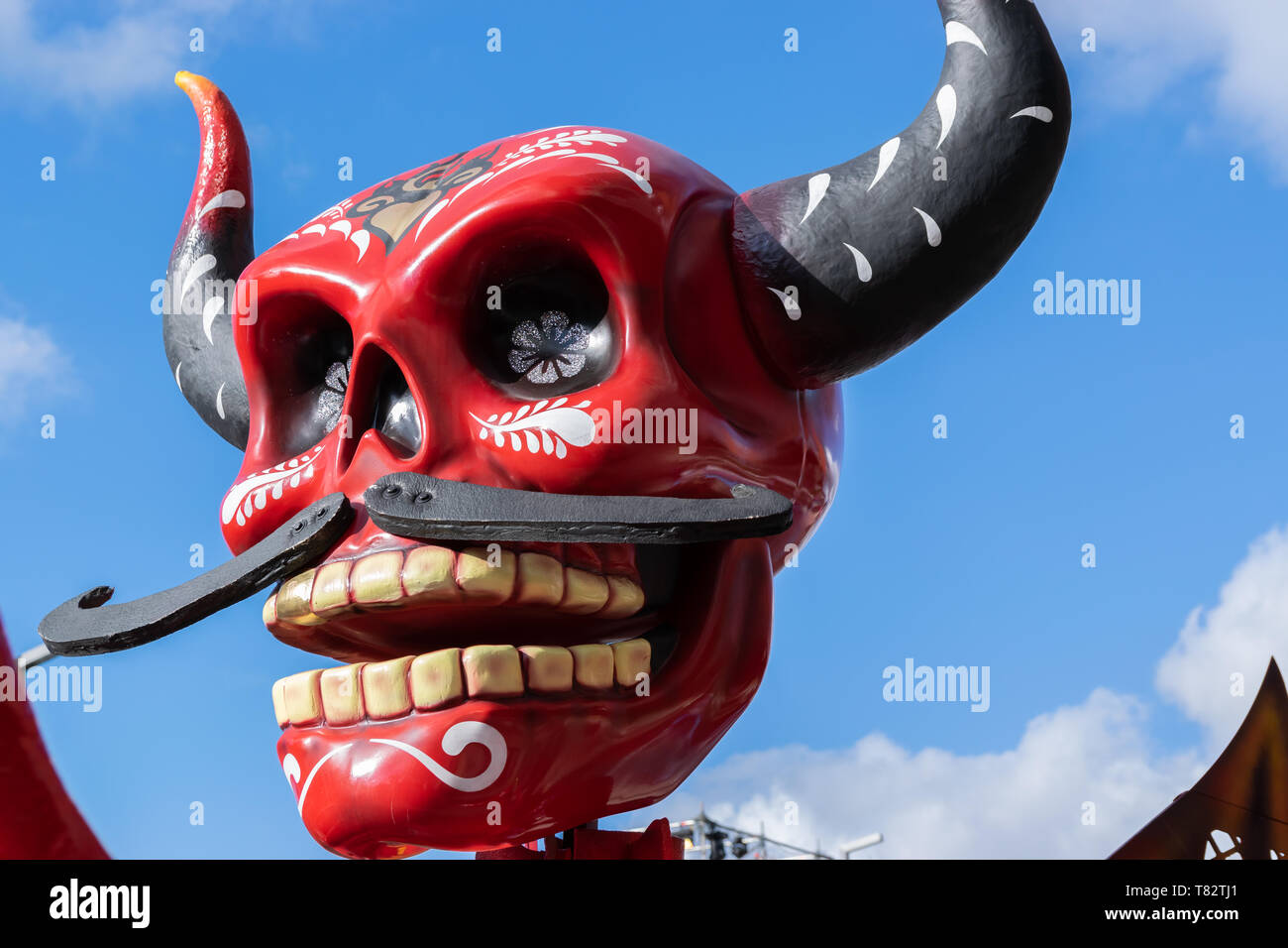 Lille, Francia-maggio 04,2019:figure colorate sulle strade di Lille.Parade apre la quinta stagione di Lille 3000. Foto Stock