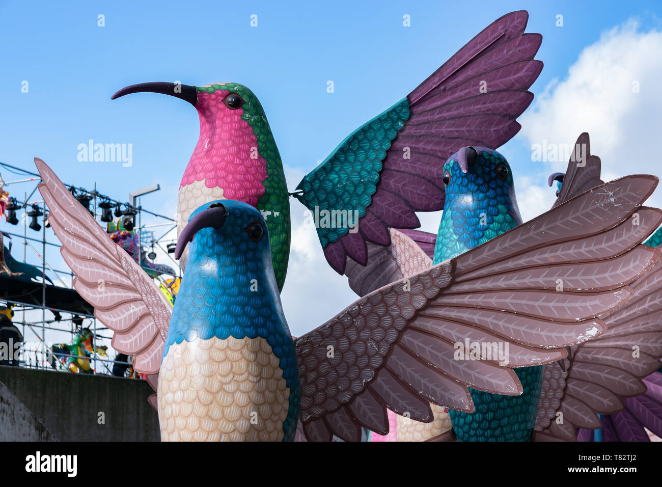 Lille, Francia-maggio 04,2019:figure colorate sulle strade di Lille.Parade apre la quinta stagione di Lille 3000. Foto Stock