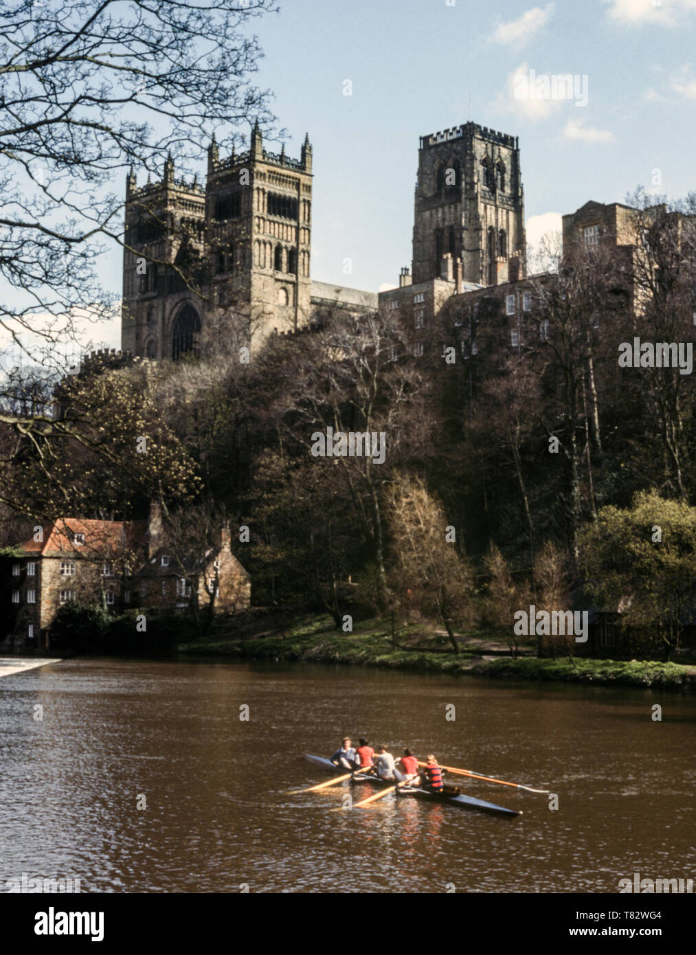 La Cattedrale di Durham (1093 al 1133 D.C.) attraverso il fiume usura. Contea di Durham,Inghilterra. Foto Stock