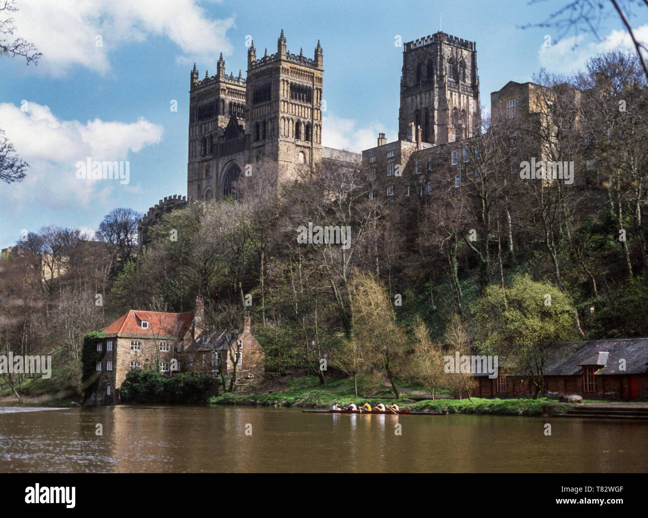 La Cattedrale di Durham (1093 al 1133 D.C.) attraverso il fiume usura. Contea di Durham,Inghilterra. Foto Stock