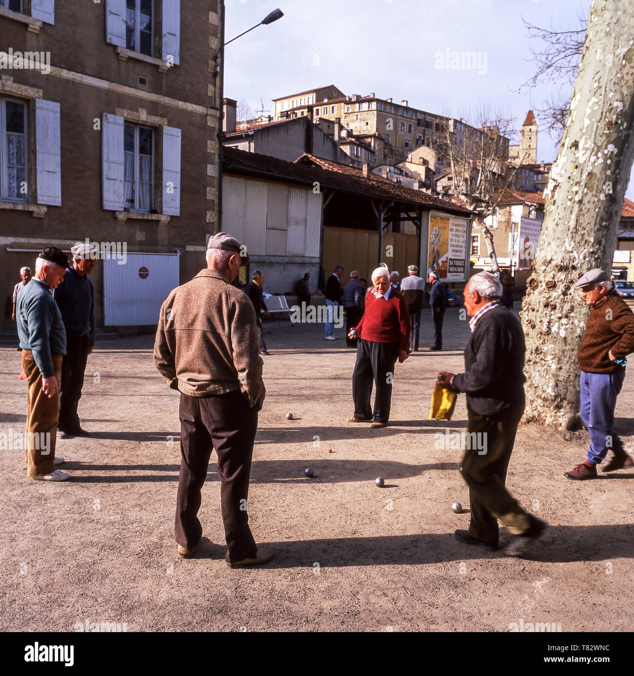 Gli uomini a giocare a bocce o boule su una sottile superficie di ghiaia in Auch. Auch è il capoluogo del dipartimento Gers .sud-ovest della Francia. Foto Stock