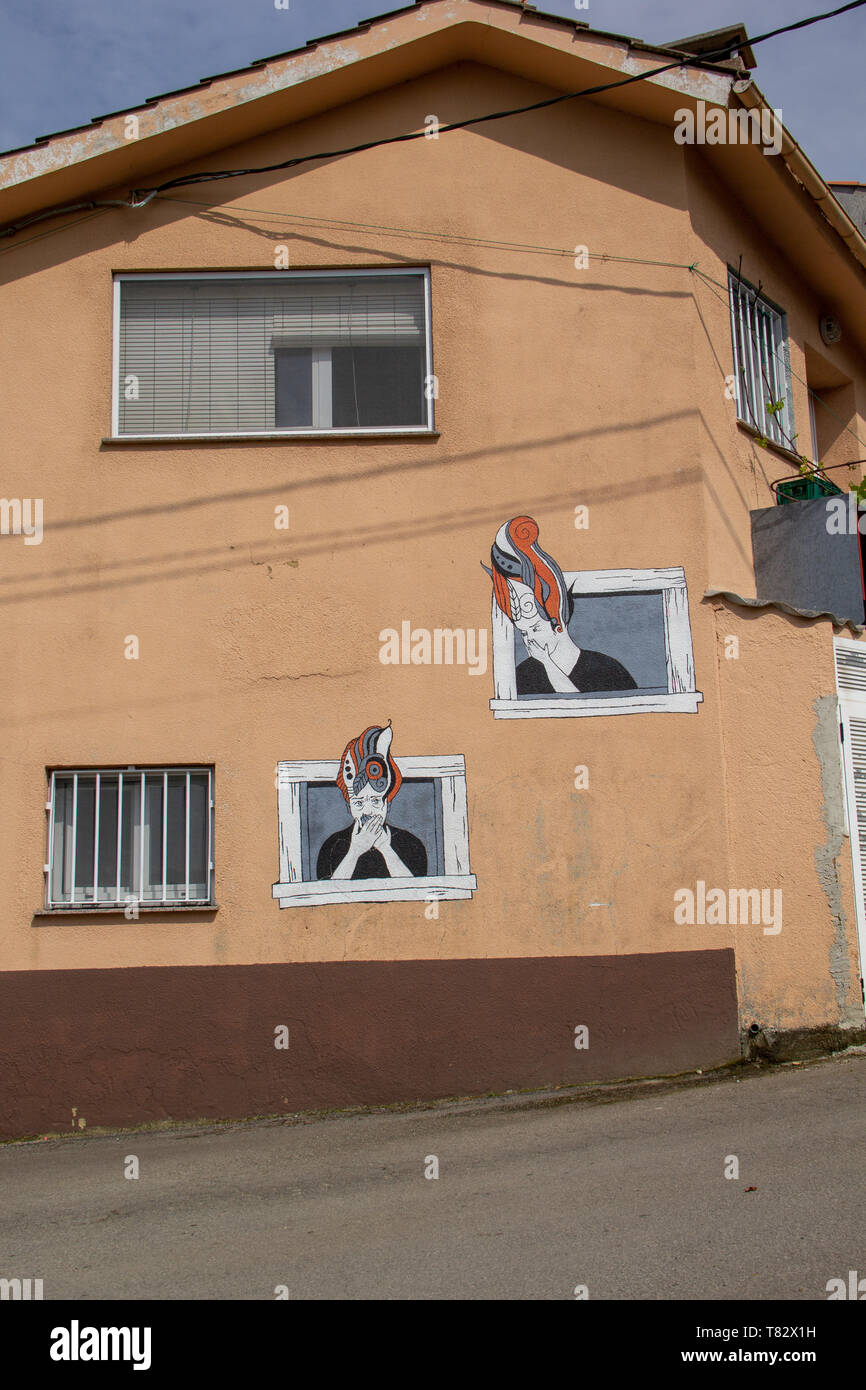 Porrua, Asturias, Spagna - 04 21 2019: dipinti su una casa Foto Stock