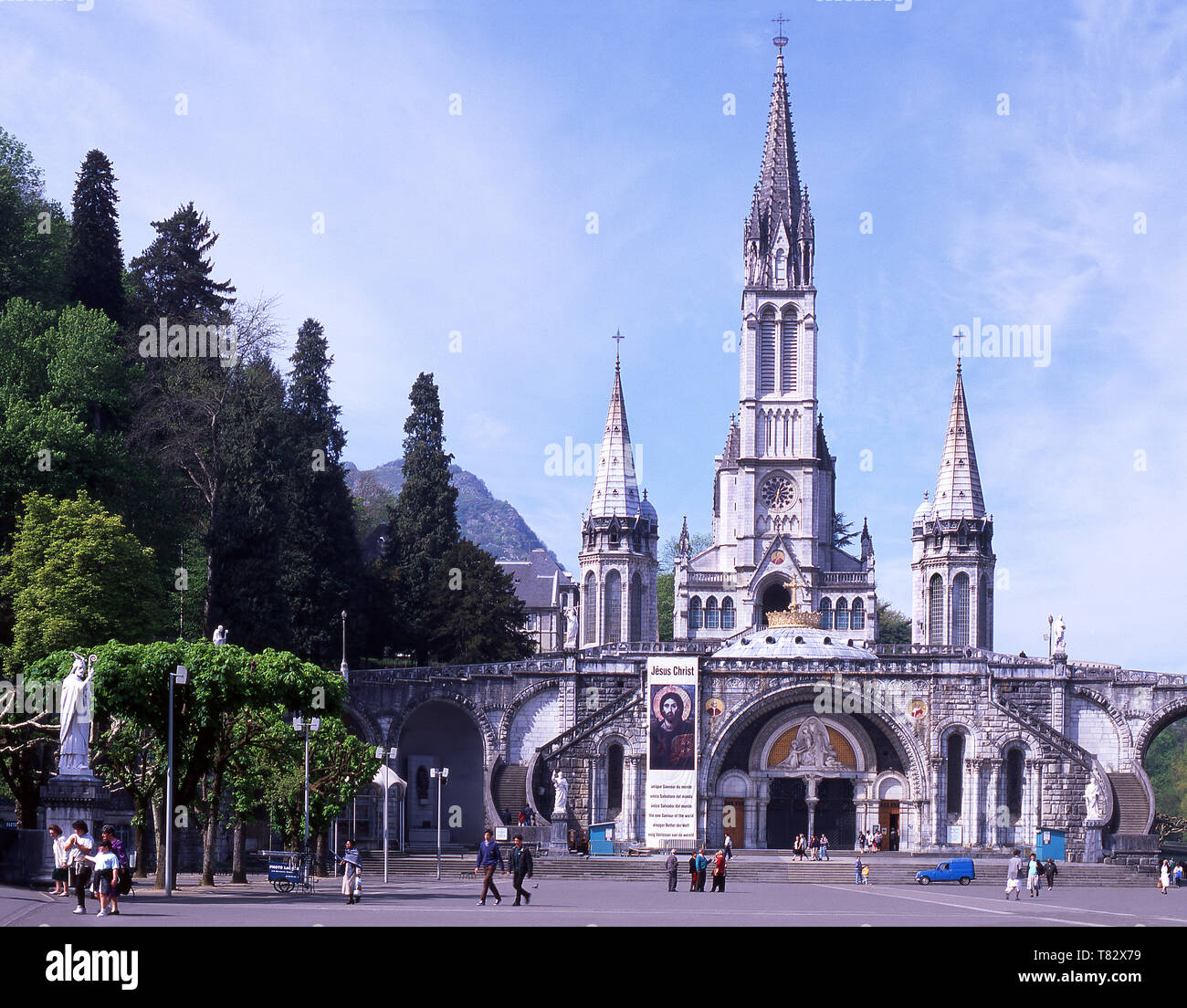 Lourdes.Basilica di Nostra Signora del Rosario, la Cripta e la Basilica Superiore la città di Lourdes. Hautes-Pyrenees.Francia Foto Stock