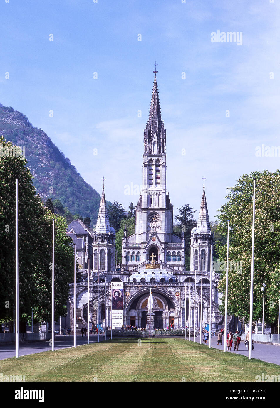 Lourdes.Basilica di Nostra Signora del Rosario, la Cripta e la Basilica superiore dall'Esplanade.nella città di Lourdes. Hautes-Pyrenees.Francia Foto Stock