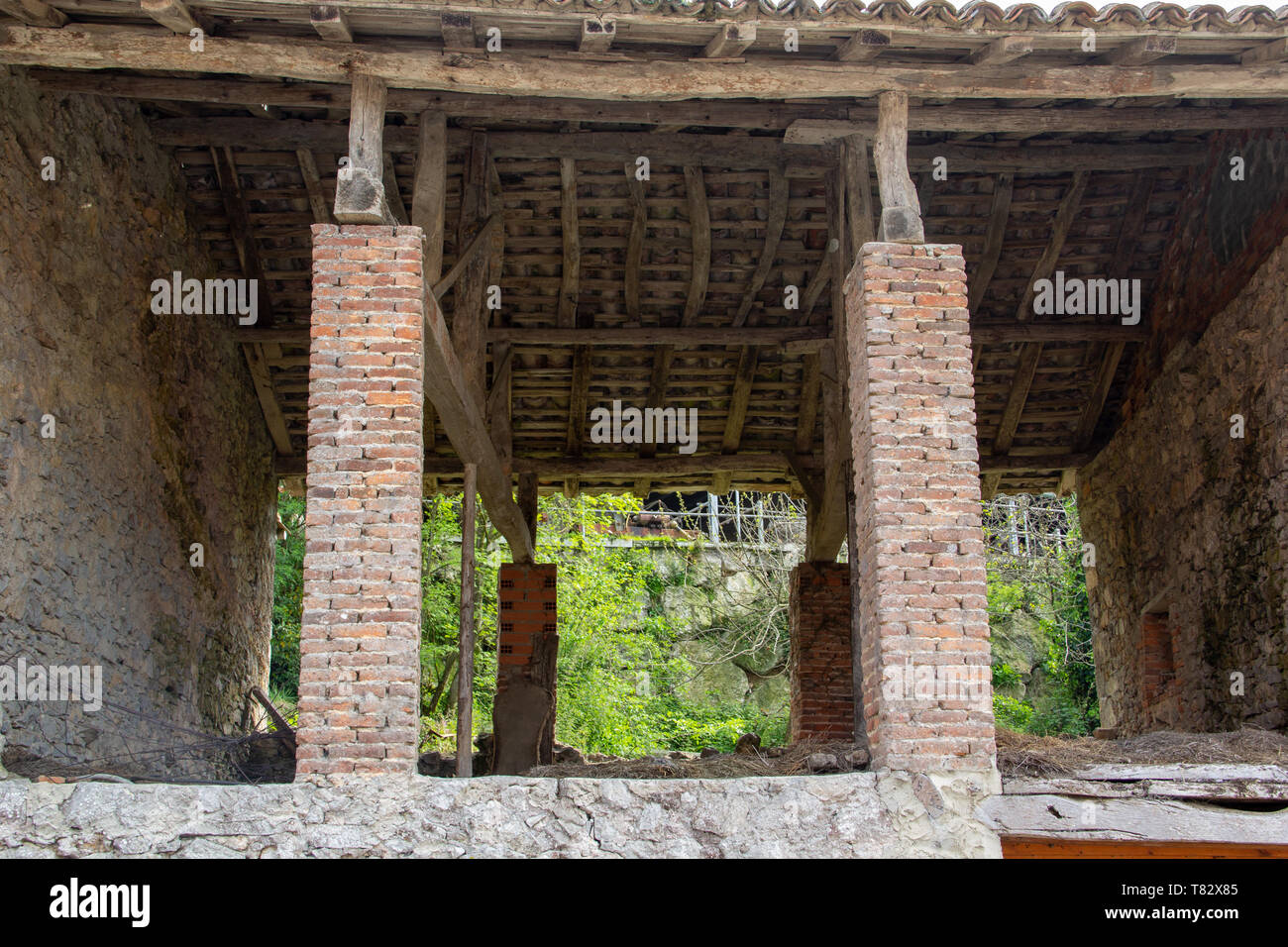 Porrua, Asturias, Spagna - 04 21 2019: vecchio fienile in pietra con il tetto in legno Foto Stock