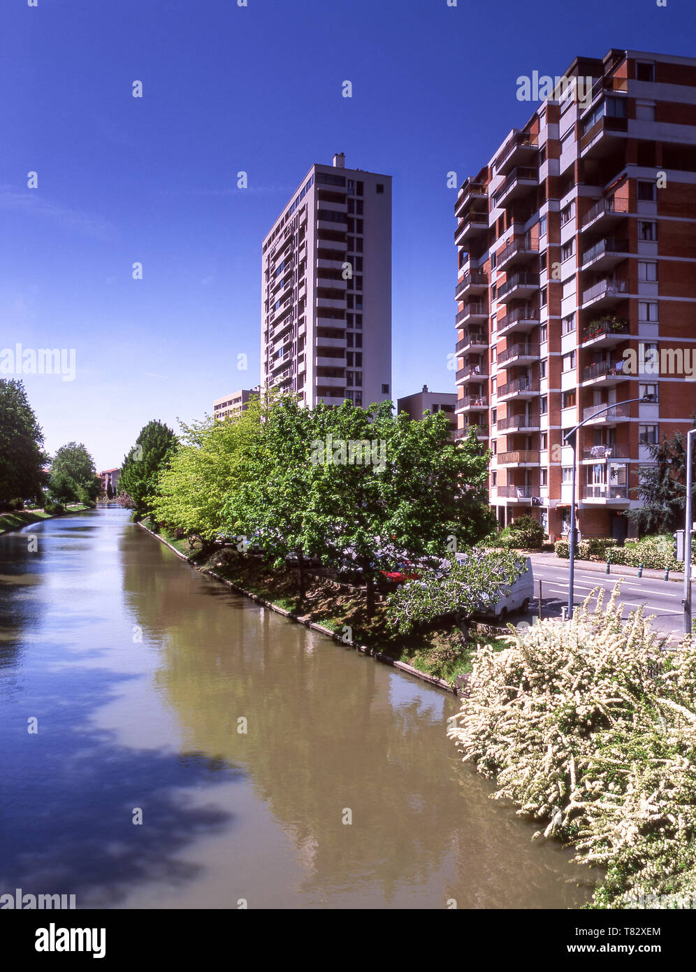 Toulouse.il Canal du Midi con moderni appartamenti a fianco. Dept Haute-Garonne. A sud-ovest della Francia. Foto Stock