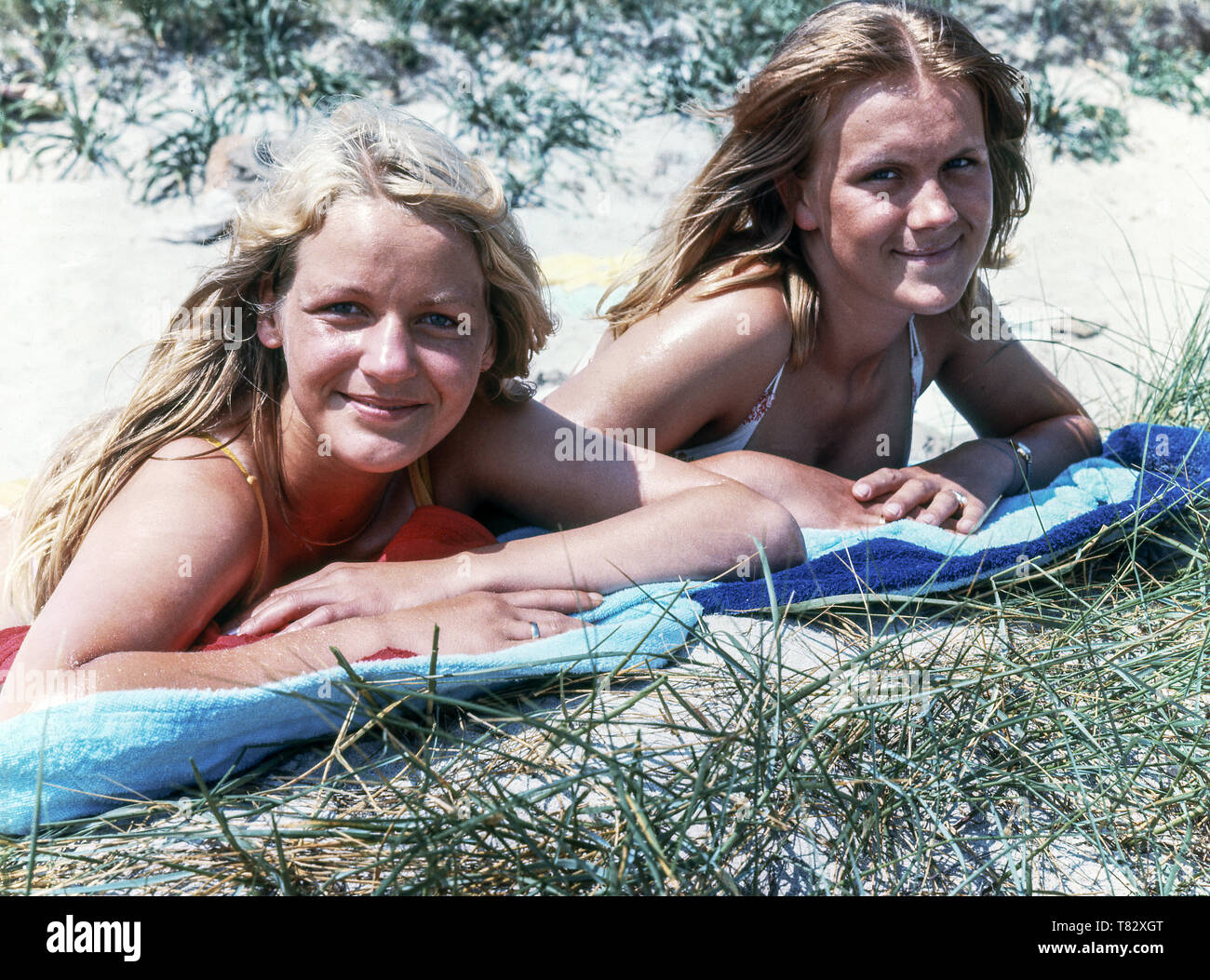 Due giovani donne a prendere il sole in una duna di sabbia.Il sud della Francia. Foto Stock