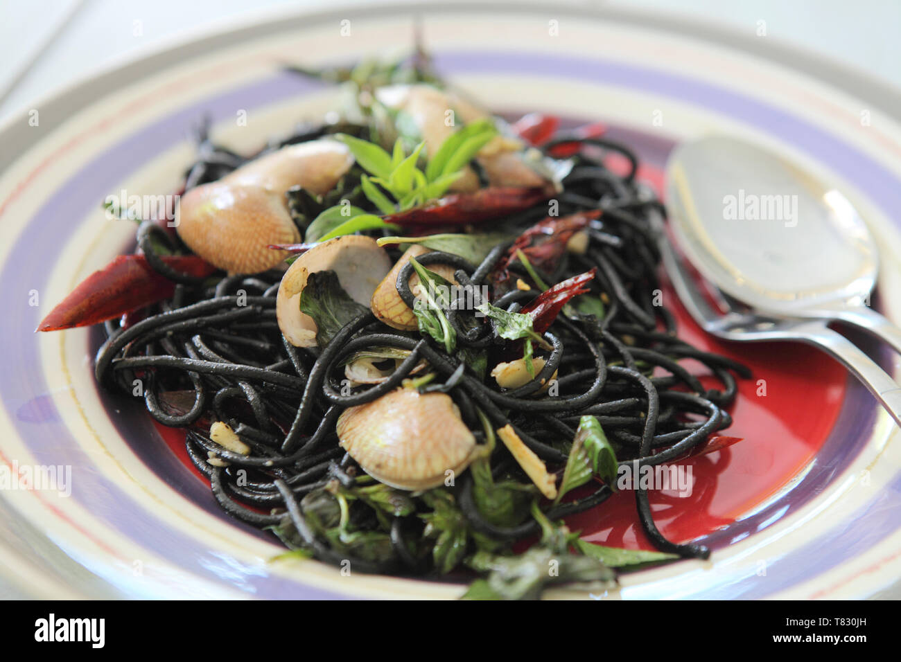 L'inchiostro di calamari spaghetti al sugo bianco con prosciutto Foto Stock